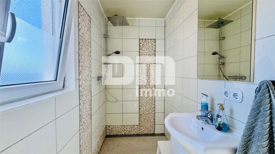 Sanierte Doppelhaushälfte mit großzügigem Garten, Garage & viel Platz für die Familie - EG Badezimmer / Dusche